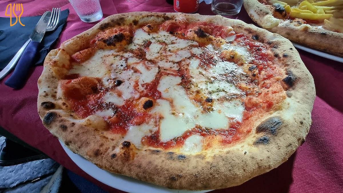 Pizza margherita servita da Pizza & Passione