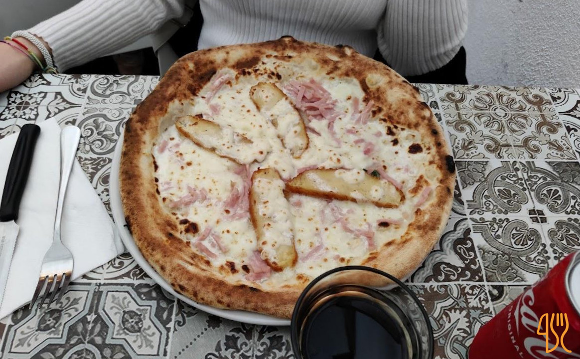 Pizza bianca con prosciutto e patate