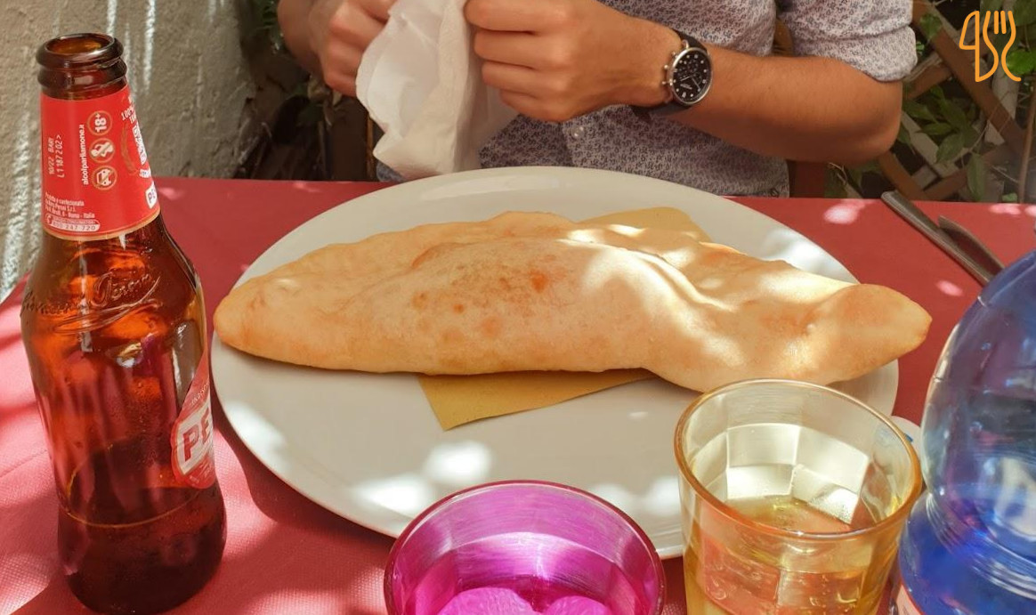 Pizza napoletana fotografata al tavolo