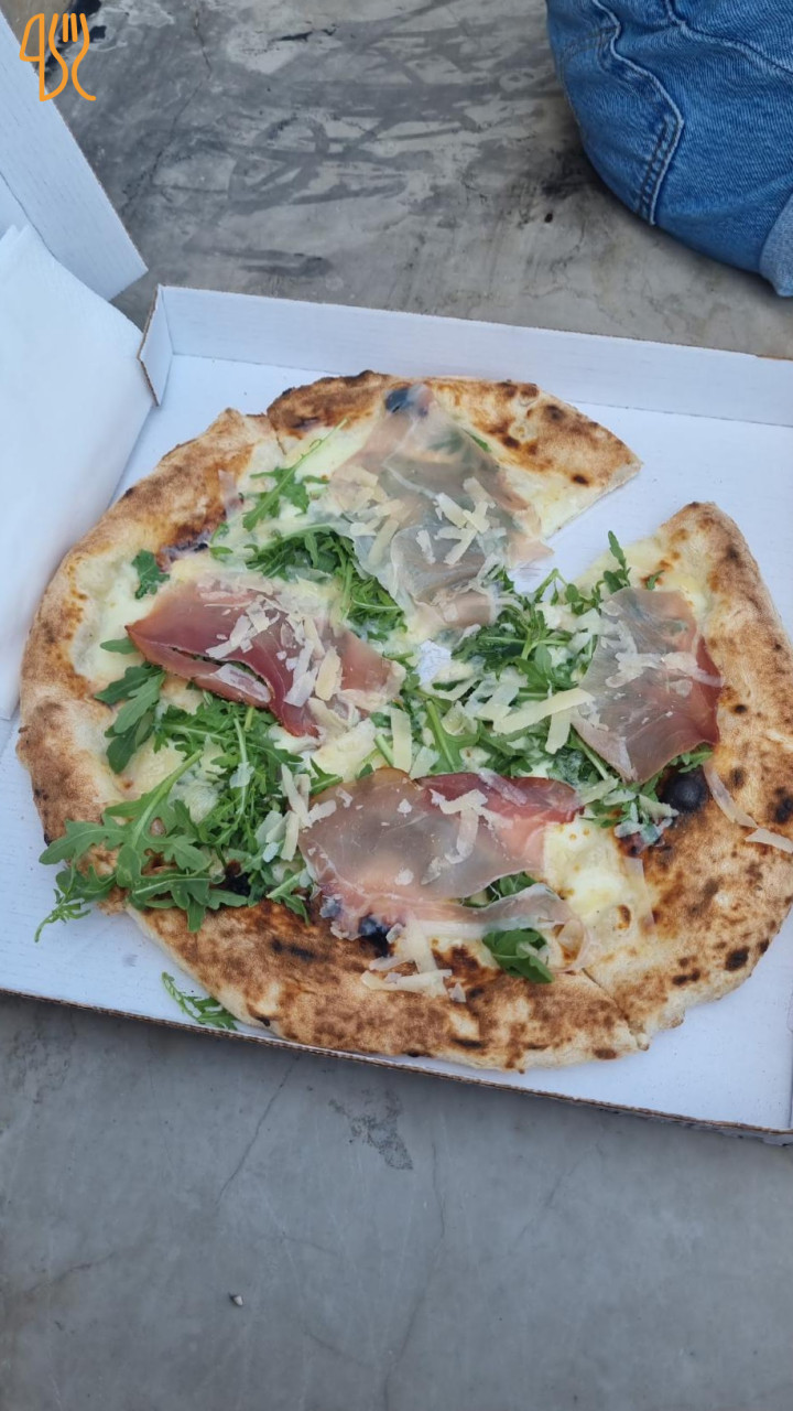 Pizza con rucola e prosciutto